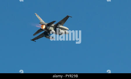 Un Royal Netherlands Air Force F-16 Fighting Falcon aereo decolla su Bodo, Norvegia del 26 ottobre 2018 durante l'esercizio TRIDENT FRANGENTE 2018. Con circa 50.000 personale partecipante in Trident frangente 2018, è uno dei più grandi esercitazioni NATO negli ultimi anni. Circa 250 velivoli, 65 navi e più di 10.000 veicoli sono coinvolti nell'esercizio in Norvegia. Immagine da: Caporale Bryan Carter, 4 PARAFANGO CK di imaging04-2018-0922-057 Foto Stock