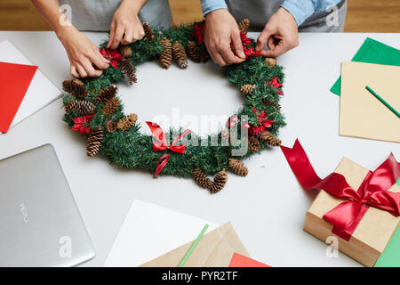 I progettisti preparazione ghirlanda di Natale per la decorazione di studio Foto Stock