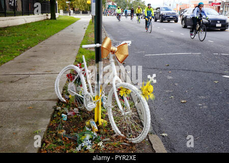 Un memoriale di Ghost Bike che segna la morte di un ciclista per una vittima del traffico, Bronx, New York City. Foto Stock