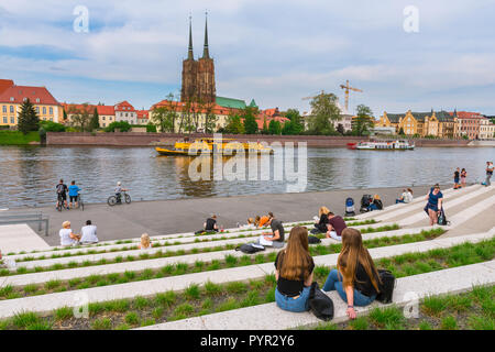 Isola della cattedrale di Wroclaw, vista di persone che guardano al di là del fiume Oder alla Cattedrale di San Giovanni Battista il Duomo (Tumski) Isola, Polonia. Foto Stock