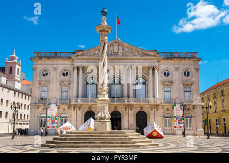 Piazza Comunale (Praca Do Municipio) con il XVIII secolo il pilastro e il Municipio. Lisbona, Portogallo Foto Stock