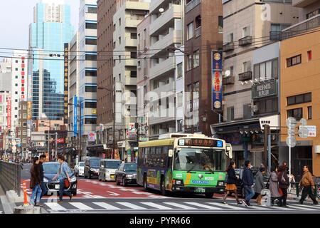 TOKYO, Giappone - 4 dicembre 2016: pedoni attraversare la strada nel quartiere di Asakusa, Tokyo, Giappone. Tokyo è la capitale del Giappone. 37,8 milioni di pers Foto Stock