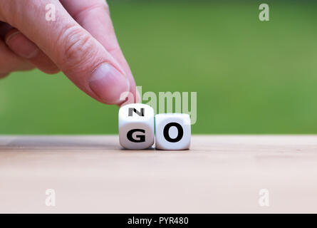 Mano sta girando i dadi e cambia la parola vai al n. Foto Stock