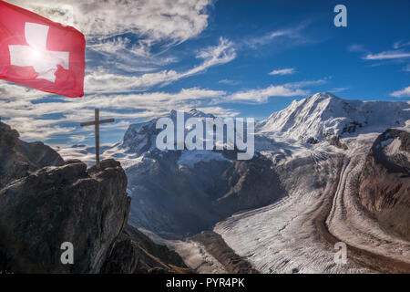 Alpi svizzere con ghiacciai contro il cielo blu, area di Zermatt, Svizzera Foto Stock