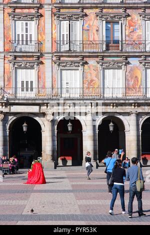 MADRID, Spagna - 22 ottobre 2012: la gente visita Plaza Mayor di Madrid. Madrid è un popolare Turismo destinazioni con 3,9 milioni stimati visita annuale Foto Stock