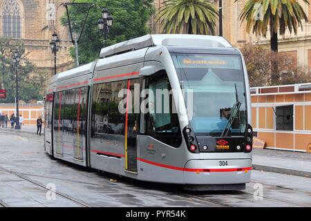 Siviglia, Spagna - 4 novembre: persone ride Tussam tram il 4 novembre 2012 a Siviglia, Spagna. MetroCentro linea è lunga 1,4 km e serve la città vecchia di Foto Stock