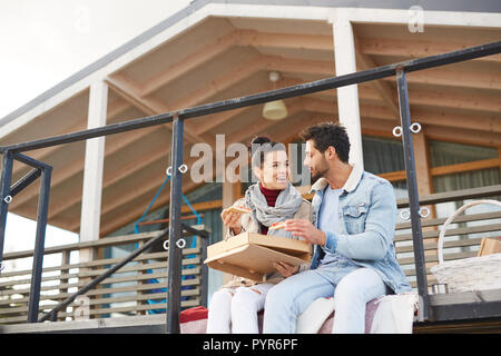 Paio mangiare la pizza sul moderno picnic Foto Stock