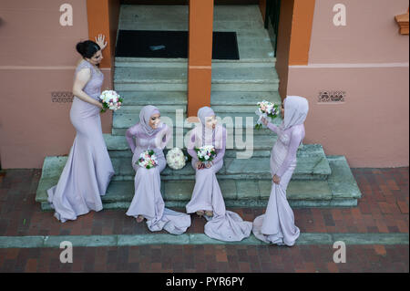 16.09.2018, Sydney, Nuovo Galles del Sud, Australia - un gruppo di musulmani damigelle si siede di fronte ad un edificio a Sydney del quartiere le rocce. Foto Stock