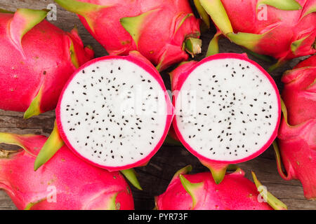 Mature drago rosso di frutta sul vecchio sfondo di legno Foto Stock