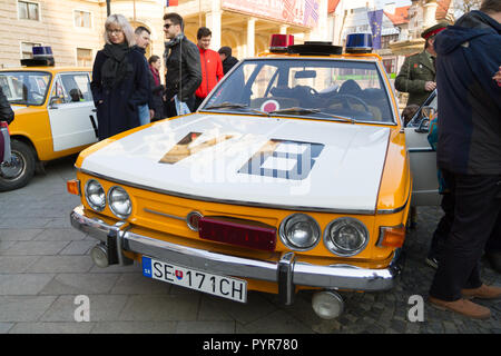 Una rievocazione della candela manifestazione di 1988/3/25 con il famigerato 'VB' (Verejna bezpecnost comunista) auto della polizia e poliziotti. Foto Stock