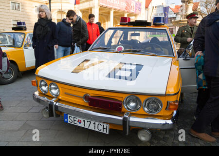 Una rievocazione della candela manifestazione di 1988/3/25 con il famigerato 'VB' (Verejna bezpecnost comunista) auto della polizia e poliziotti. Foto Stock