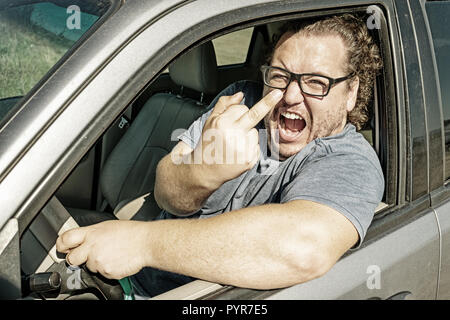 Arrabbiato fat man in auto. Su strada e lo stress. Incidente di traffico Foto Stock