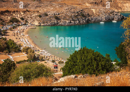 Vista di Lindos Bay e del villaggio. Rhodes, Grecia. Foto Stock