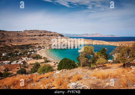 Vista di Lindos Bay Village. Rhodes, Grecia. Foto Stock
