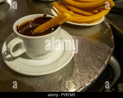 Vista di White tazza di cioccolata calda con Curro interno Foto Stock