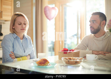Donna infelice con dono Foto Stock