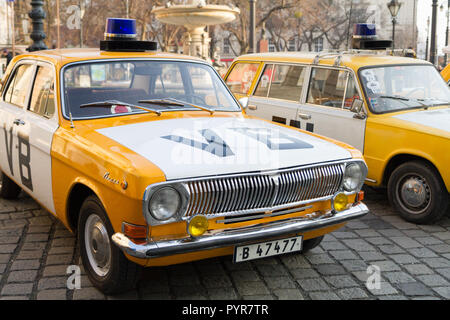 Una rievocazione della candela manifestazione di 1988/3/25 con il famigerato 'VB' (Verejna bezpecnost comunista) auto della polizia e poliziotti. Foto Stock