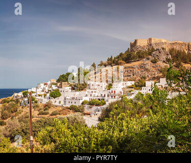 Villaggio di Lindos con fortezza sulla collina. Rhodes, Grecia. Foto Stock