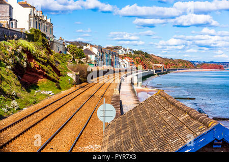 I convogli ferroviari a Dawlish rovinando nuovamente dopo i danni provocati dalla tempesta del 2014. Foto Stock