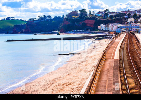 I convogli ferroviari a Dawlish rovinando nuovamente dopo i danni provocati dalla tempesta del 2014. Foto Stock