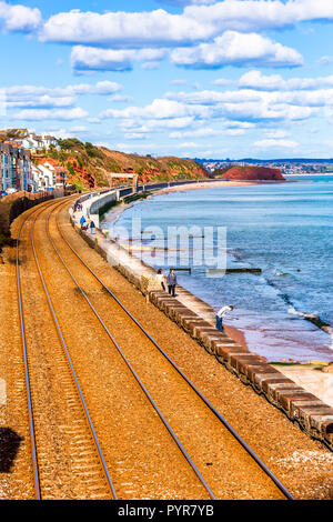 I convogli ferroviari a Dawlish rovinando nuovamente dopo i danni provocati dalla tempesta del 2014. Foto Stock