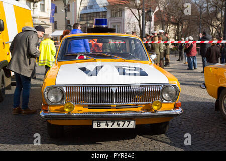 Una rievocazione della candela manifestazione di 1988/3/25 con il famigerato 'VB' (Verejna bezpecnost comunista) auto della polizia e poliziotti. Foto Stock