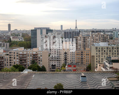 Vista aerea del centro di Parigi con la Torre Eiffell a distanza Foto Stock