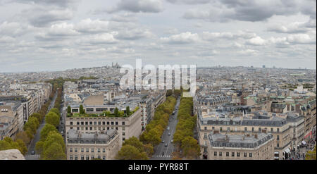 Vista aerea del centro di Parigi di fronte al Sacré-Coeur con cielo nuvoloso Foto Stock