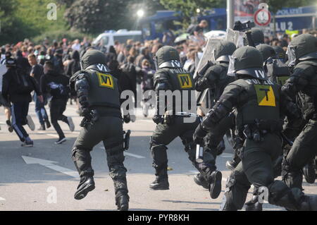 Anti G20 protesta per trasformarsi in violenti scontri urbani a Amburgo, Germania Foto Stock