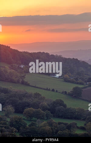 Tramonto sulla campagna gallese in Monmouthshire, Galles. Foto Stock