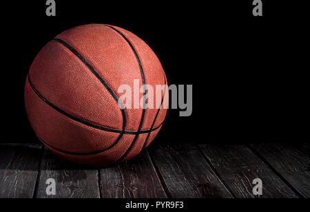 Il basket ball su un pavimento di legno Foto Stock