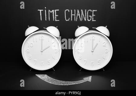 Autunno di cambiamento del tempo di fall back concetto . Due orologi vintage con testo gessose sulla lavagna Foto Stock