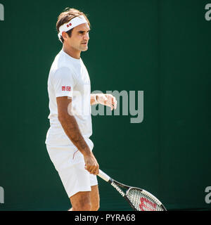 Roger Federer praticare su fuori di tribunali Wimbledon Tennis Championship 2018 pratica Foto Stock