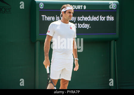 Roger Federer praticare su fuori di tribunali Wimbledon Tennis Championship 2018 Foto Stock