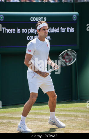 Roger Federer praticare su fuori di tribunali Wimbledon Tennis Championship 2018 Foto Stock