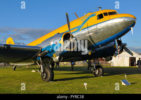 Douglas DC-3 9Q-CUK di nome i'm Here Now, al Goodwood Revival. Douglas C-47B Skytrain gestito dal Vallentuna Aviatörförening Aviation club Foto Stock