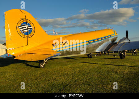 Douglas DC-3 9Q-CUK di nome i'm Here Now, al Goodwood Revival. Douglas C-47B Skytrain gestito dal Vallentuna Aviatörförening Aviation club Foto Stock