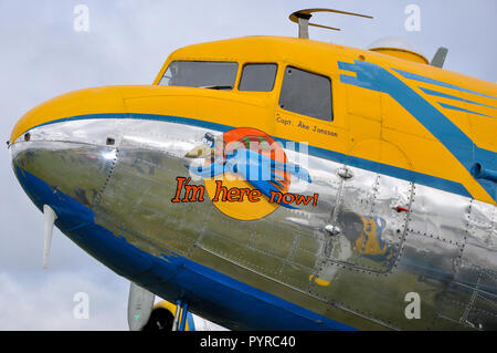 Douglas DC-3 9Q-CUK di nome i'm Here Now, al Goodwood Revival. Douglas C-47B Skytrain gestito dal Vallentuna Aviatörförening Aviation club Foto Stock