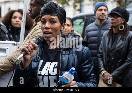 Londra, Regno Unito. 27 ottobre, 2018. Kadisha Brown-Burrell, sorella di Kingsley Burrell, marche con altri fautori del UFFC. Foto Stock