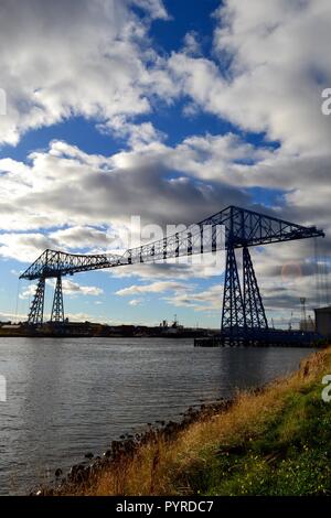 Suggestiva immagine del famoso Tees Transporter Bridge, Middlesbrough, Regno Unito. Il funzionamento più lunga transporter bridge nel mondo. Foto Stock