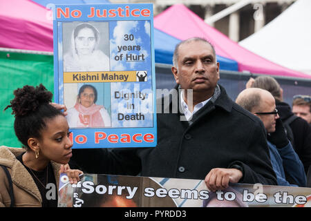 Londra, Regno Unito. 27 ottobre, 2018. Raj Mahay, figlio di Kishni Mahay, si prepara a marzo con il regno delle famiglie e amici campagna di Downing Street. Foto Stock