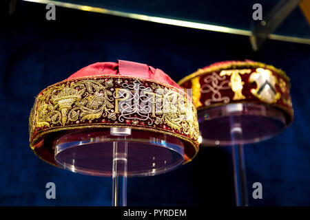 Carpentieri Company Crowns, iniziali P T per Peter Thornton, Warden nel 1610, 1612 e 1615 ricamati in filo d'argento, Carpenters' Hall, Londra, UK Foto Stock