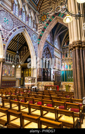 Interni colorati di grado che ho elencato alto gotico vittoriano Tutti i Santi Margaret Street Chiesa, Fitzrovia, London, Regno Unito Foto Stock