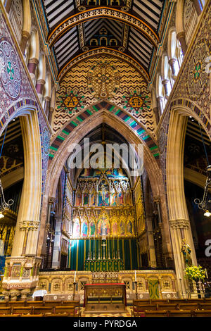 Interni colorati di grado che ho elencato alto gotico vittoriano Tutti i Santi Margaret Street Chiesa, Fitzrovia, London, Regno Unito Foto Stock