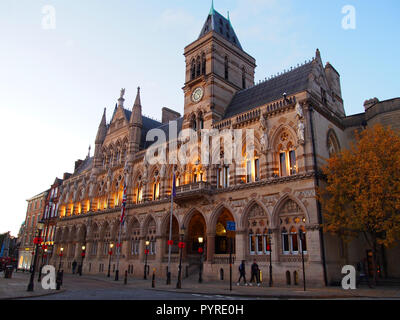 Vista la Guildhall, Northampton, sede di Northampton Borough consiglio, Northampton, Regno Unito Foto Stock