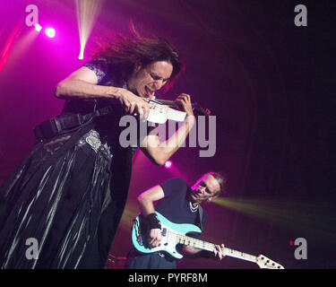 ATLANTA, GA - 19 Luglio: Steve Vai e Billy Sheehan eseguire durante il G3 Tour al tabernacolo in Atlanta, Georgia il 19 luglio 2001. Credito: Chris McKay / MediaPunch Foto Stock