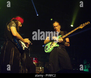 ATLANTA, GA - 19 Luglio: Steve Vai e Billy Sheehan eseguire durante il G3 Tour al tabernacolo in Atlanta, Georgia il 19 luglio 2001. Credito: Chris McKay / MediaPunch Foto Stock