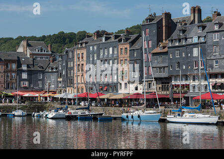 Una mattina d'estate nella città medievale e il porto di Honfleur, Calvados, Normandia, Francia Foto Stock