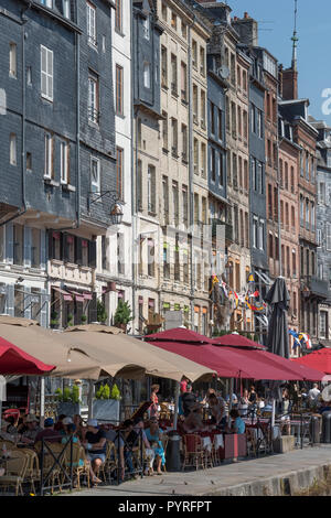 Il Quayside caffetterie e edifici storici nella città medievale di Honfleur, Calvados, Normandia, Francia. Foto Stock