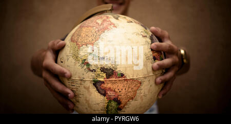 Globo mondo sfera per il viaggio il concetto di immagine alla scoperta del mondo e la scelta del prossimo viaggio avventura di vacanza per diverse alternative di persone in wa Foto Stock